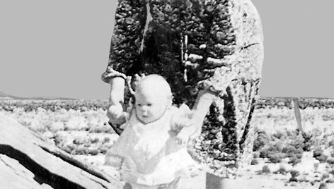 1980-ųjų fotografijoje įamžinta vėliau dingusi Azaria Chamberlain su savo motina Lindy.