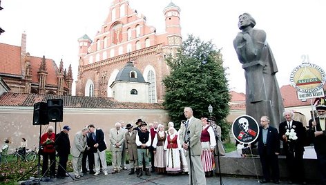 Kiekvienais metais prie A.Mickevičiaus paminklo Vilniuje buvę disidentai renkasi paminėti 1987-ųjų mitingo.