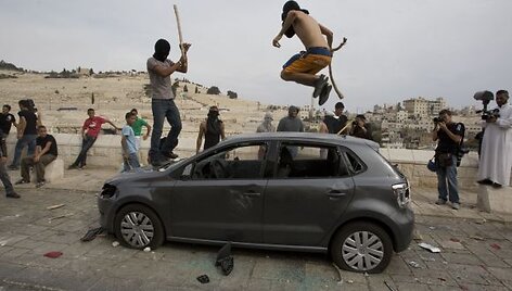Palestiniečiai niokoja automobilį Jeruzalėje.
