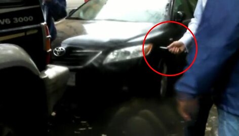 Vairuotojai &bdquo;na&scaron;istams&ldquo; grasina ir peiliais, ir pistoletais.