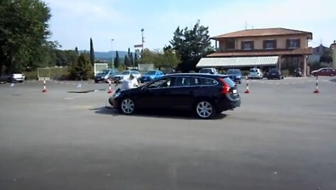 &bdquo;Volvo S60&ldquo; ir manekeno susidūrimas