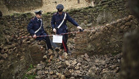 Policininkai aptvėrė teritoriją, kurioje nugriuvo antikinio namo siena.