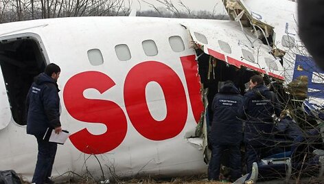 Ekspertai tiria sudužusio lėktuvo liekanas.