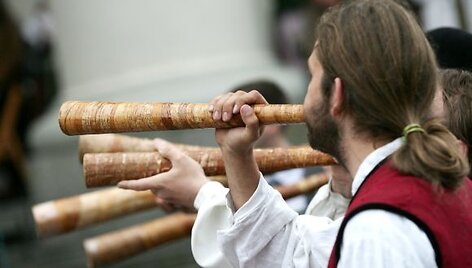 Sutartinės gali būti vokalinės ir instrumentinės.