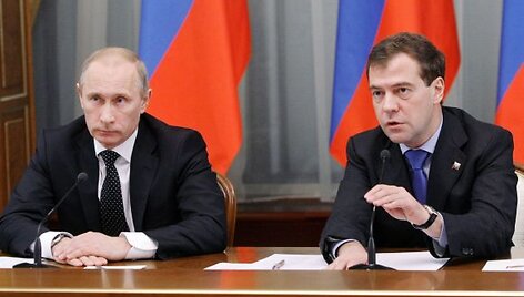 Vladimiras Putinas (kairėje) ir Dmitrijus Medvedevas