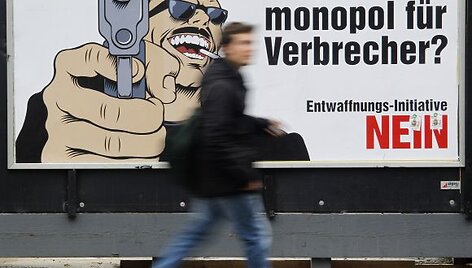 Ginklų laikymo namuose &scaron;alininkų agitacinis plakatas su užra&scaron;u: &bdquo;Ginklų monopolis nusikaltėliams? Ne!&ldquo;