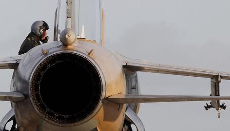 Į Maltą pasprukęs Libijos pilotas i&scaron;lipa i&scaron; naikintuvo.