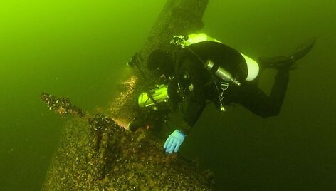 Naras prie nuskendusio sovietų povandeninio laivo