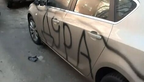 Kai vairuotoja i&scaron;vydo taip &bdquo;i&scaron;gražintą&ldquo; savo automobilį, ją turėjo i&scaron;tikti &scaron;okas.
