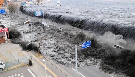 Cunamio banga Mijako mieste (Ivatės prefektūra) veržiasi per ją sulaikyti turėjusią specialią betoninę sieną.