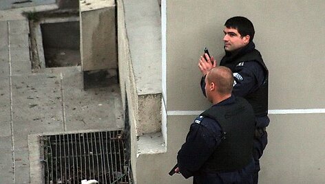 Bulgarijos policininkai saugo perimetrą aplink banką, kuriame ginkluotas plė&scaron;ikas laiko kelis įkaitus.