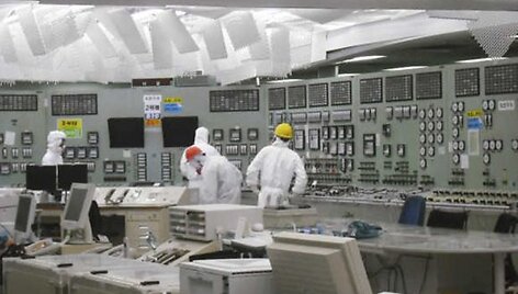 Darbininkai Fuku&scaron;imos-1 atominės elektrinės antrojo reaktoriaus valdymo patalpoje