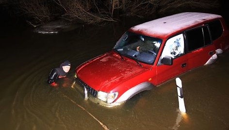 Nuo kelio nuvažiavusį visureigį „Toyota“ galėjo ištempti tik ugniagesiai.