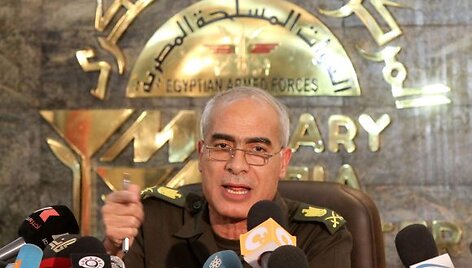 Egipto generolas Mamduh Shahinas paskelbė apie laikinosios konstitucijos įsigaliojimą.