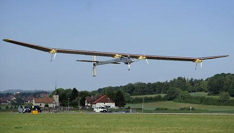 Saulės energija varomas lėktuvas &bdquo;Solar Impulse&ldquo; kyla į skrydį.