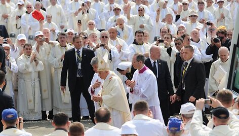 Popiežių Benediktą XVI Zagrebe sveikina &scaron;imtai tūkstančių tikinčiųjų.