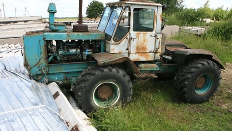 Traktorių sustabdė tik betoninių blokų krūva.