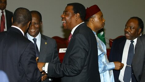 Afrikos Sąjungos &scaron;alių lyderiai nusprendė nepalaikyti Tarptautinio baudžiamojo teismo pozicijos dėl Muamaro Kadhafi.