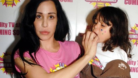 Nadya Suleman su viena iš keturiolikos savo atžalų