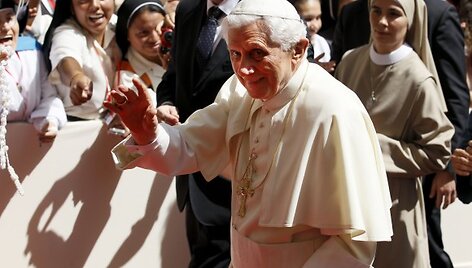 Popiežius Benediktas XVI su vienuolėmis