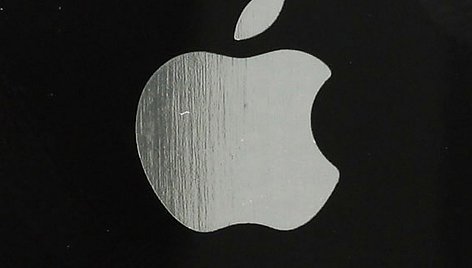 „Apple“ logotipas ant „iPhone“ nugarėlės