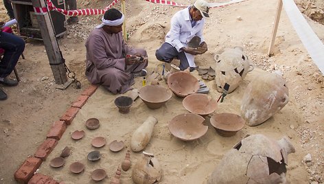 Egipto pietiniame Luksoro mieste archeologai rado du senovinius kapus