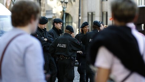 Vokietijos policijos pareigūnai Bonos gatvėje
