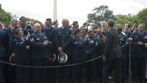 Barackas Obama sveikinasi su JAV karų Afganistane ir Irake veteranais