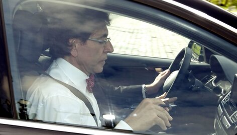 Elio di Rupo, kuris &scaron;ioje nuotraukoje užfiksuotas po audiencijos pas karalių Albertą II, oficialiai paskelbė apie apie suformuotą būsimos Belgijos federalinės vyriausybės koaliciją.