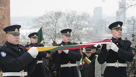 Kiekvienais metais nauja Lietuvos trispalvė i&scaron;kilmingai pakeliama į Gedimino bok&scaron;tą.