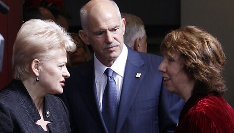 Dalia Grybauskaitė (kairėje) kalbasi su Cahterine Ashton ir Graikijos premjeru Georgu Papandrėjumi.