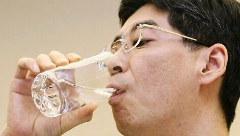 Yasuhiro Sonoda geria vandenį i&scaron; Fuku&scaron;imos-1 atominės elektrinės.