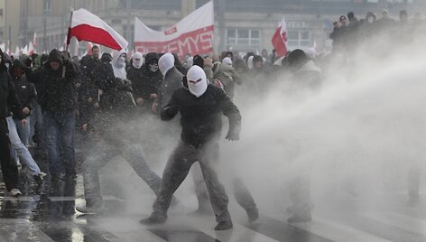 Lenkijos policija prie&scaron; demonstrantus panaudojo vandens patrankas.