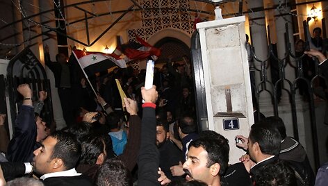 Basharą al Assadą palaikantys demonstrantai protestuoja prie Kataro ambasados Damaske.