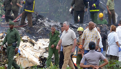 Kubos prezidentas Miguelis Diazas-Canelis tragedijos vietoje