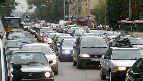 Vyriausybės sprendimas keisti senuosius vairuotojų pažymėjimus paliestų pusę milijono &scaron;alies piliečių.