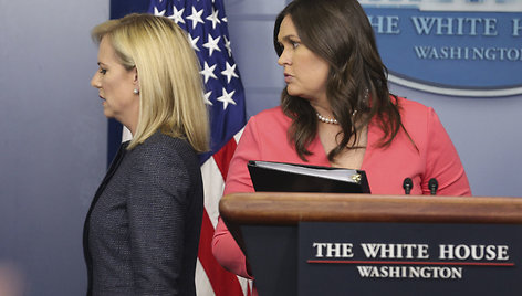 Kirstjen Nielsen (kairėje) ir Sarah Huckabee Sanders