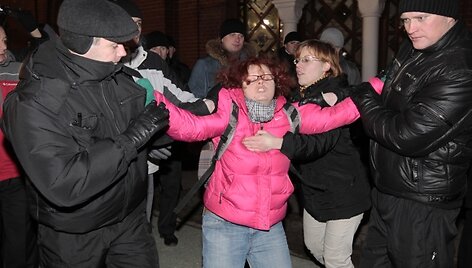 Neuniformuoti Baltarusijos milicininkai sulaiko protesto akcijos dalyvius.