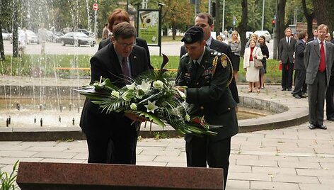 JAV ambasadorius Lietuvoje Va&scaron;ingtono aik&scaron;tėje padėjo vainiką, pagerbdamas rugsėjo 11-osios teroro aukas.