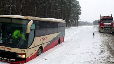 Nuo kelio į griovį ties Ukmerge nuvažiavęs autobusas