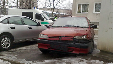 I&scaron; avarijos vietos pasprukęs automobilis Peugeot 306