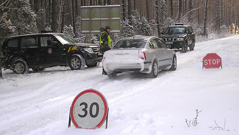 Pasieniečiai tikrina automobilius