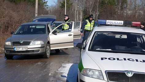 Į bendrovės &bdquo;Izobara&ldquo; būstinę važiuojančius automobilius krato policija