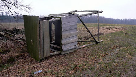 Atvykęs prie šio bokšto, vietos medžiotojas aptiko išmėsinėtą elnio patelę