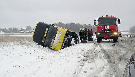 Prie Panevėžio apvirtęs autobusas