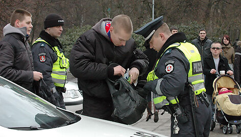 Policija tikrina būsimų eisenos dalyvių kuprines