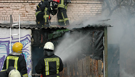 Ugniagesiai gaisro vietoje