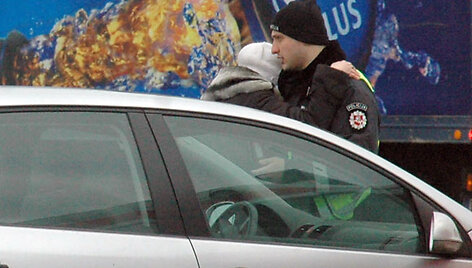 Po avarijos policininkai bandė paguosti su greitąja susidūrusią moterį