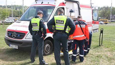 Policininkai ir medikai prie nukentėjusiojo