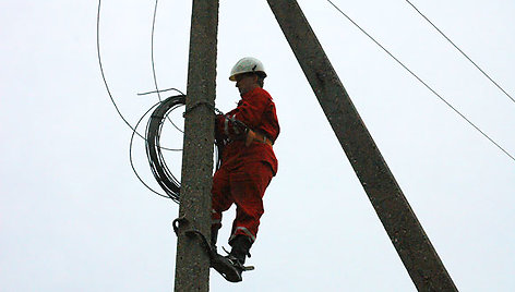 Į stulpą įlipęs elektrikas